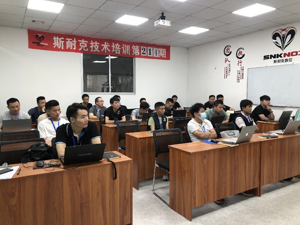 干CNC數(shù)控操作員工作累嗎？工資高嗎？前途可以嗎？